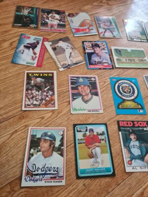 Lot of 20 sports cards basketball football & general memoribilia - Image 3